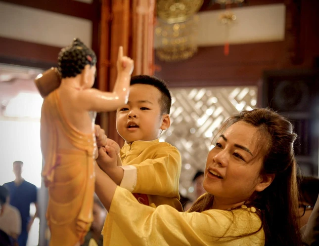 Nghi thức Tắm Phật có ý nghĩa giáo dục rất sâu sắc- Ảnh: ĐTĐT