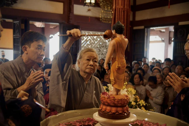 Tất cả thành viên trong gia đình đều tham dự nghi lễ này- Ảnh: ĐTĐT