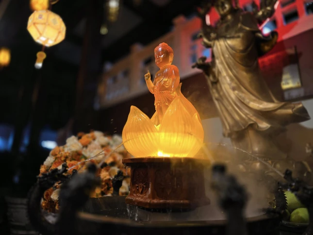 Sau khi đảnh lễ xong, chúng ta cung rước tôn tượng Thái tử từ trên bàn thờ Tam bảo xuống nơi chậu tắm đã chuẩn bị sẵn- Ảnh: ĐTĐT