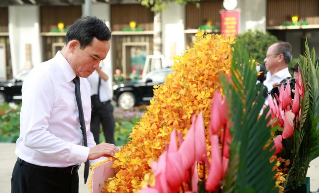 Bí thư Thành ủy TP.HCM Trần Lưu Quang chỉnh trang hoa trước khi làm lễ tưởng niệm