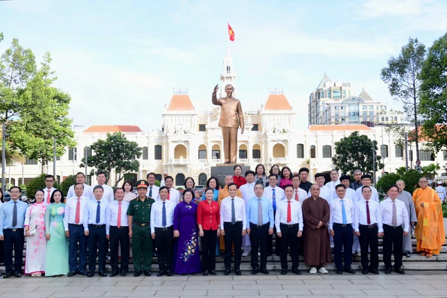 Các đại biểu trước Tượng đài Chủ tịch Hồ Chí Minh sau Lễ dâng hoa tưởng niệm sáng 19-5-2026