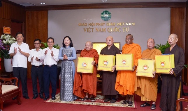 Trao quà chúc mừng Đại lễ Phật đản của Ban Thường trực Ủy ban MTTQVN TP.HCM đến quý Hòa thượng