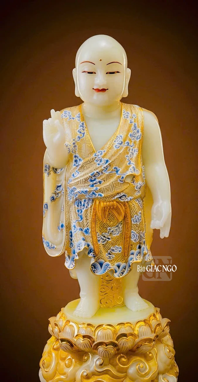 Tôn tượng Phật ngọc bảo tướng sơ sanh, được tôn tạo từ nguyên khối ngọc Hoà Điền (Dương chi bạch ngọc), xuất xứ Kazakhstan; tượng cao 60cm, nặng 32 kg - Ảnh: ĐTĐT