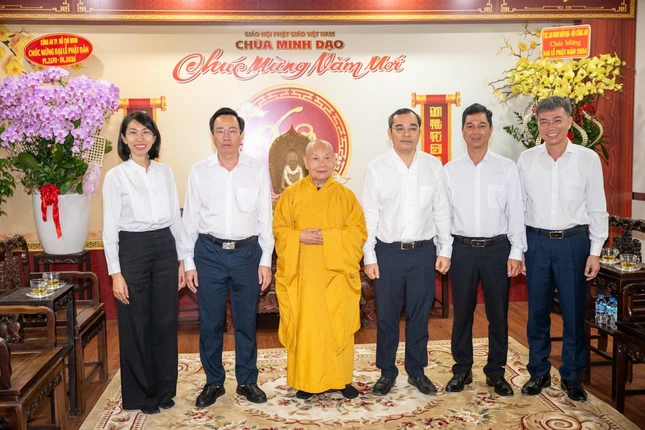 Dịp này, phái đoàn lãnh đạo Cục An ninh nội địa - Bộ Công an, Công an TP.HCM cũng đã đến chùa Minh Đạo thăm, chúc mừng Đại lễ Phật đản đến Trưởng lão Hòa thượng Thích Thiện Nhơn - Phó Pháp chủ, Chủ tịch Hội đồng Trị sự GHPGVN - Ảnh: Đăng Huy Dịp này, phái đoàn lãnh đạo Cục An ninh nội địa - Bộ Công an, Công an TP.HCM cũng đã đến chùa Minh Đạo thăm, chúc mừng Đại lễ Phật đản đến Trưởng lão Hòa thượng Thích Thiện Nhơn - Phó Pháp chủ, Chủ tịch Hội đồng Trị sự GHPGVN - Ảnh: Đăng Huy