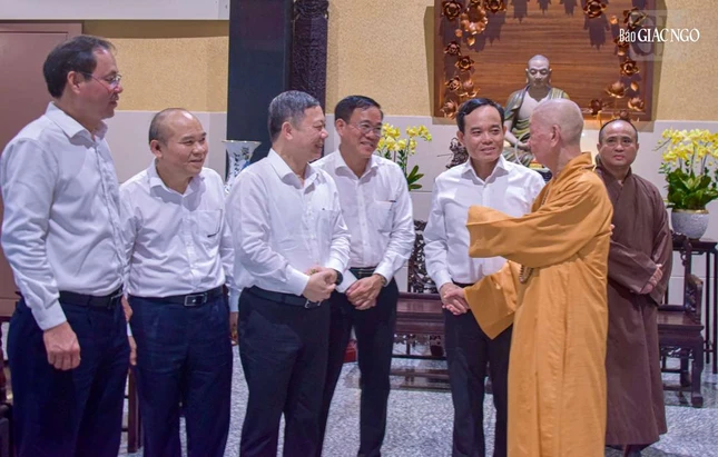 Đức Pháp chủ chuyện trò thân tình với Bí thư Thành ủy TP.HCM Trần Lưu Quang và các vị lãnh đạo Thành phố Đức Pháp chủ chuyện trò thân tình với Bí thư Thành ủy TP.HCM Trần Lưu Quang và các vị lãnh đạo Thành phố