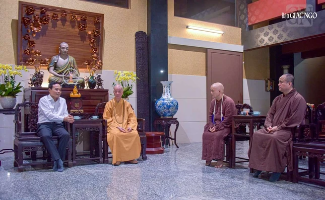 Bí thư Thành ủy TP.HCM Trần Lưu Quang chia sẻ thân tình và cởi mở với Đức Pháp chủ GHPGVN- Đại lão Hòa thượng Thích Trí Quảng Bí thư Thành ủy TP.HCM Trần Lưu Quang chia sẻ thân tình và cởi mở với Đức Pháp chủ GHPGVN- Đại lão Hòa thượng Thích Trí Quảng