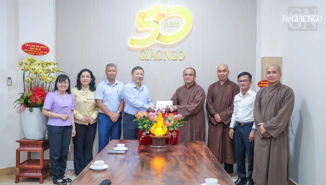 Trao quà chúc mừng của Thành ủy, Ban Tuyên giáo và Dân vận Thành ủy TP.HCM đến Báo Giác Ngộ Trao quà chúc mừng của Thành ủy, Ban Tuyên giáo và Dân vận Thành ủy TP.HCM đến Báo Giác Ngộ