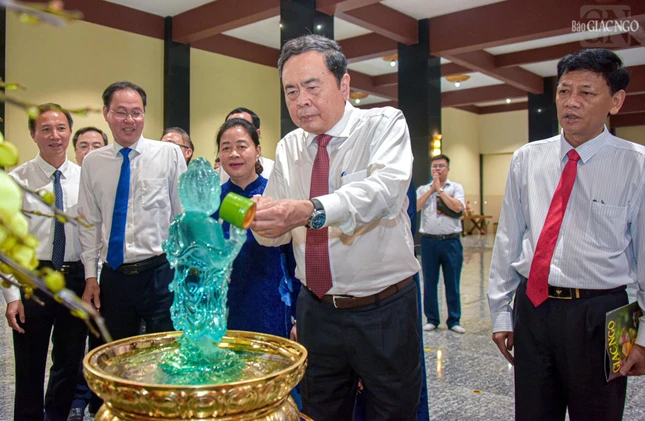 Chủ tịch Quốc hội Trần Thanh Mẫn trong nghi thức truyền thống nhân Đại lễ Phật đản: Mộc dục (Tắm Phật), trong khuôn khổ buổi thăm Chủ tịch Quốc hội Trần Thanh Mẫn trong nghi thức truyền thống nhân Đại lễ Phật đản: Mộc dục (Tắm Phật), trong khuôn khổ buổi thăm