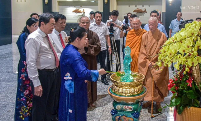 Chủ tịch Ủy ban Trung ương MTTQVN Bùi Thị Minh Hoài với nghi thức Mộc dục (Tắm Phật) truyền thống Chủ tịch Ủy ban Trung ương MTTQVN Bùi Thị Minh Hoài với nghi thức Mộc dục (Tắm Phật) truyền thống