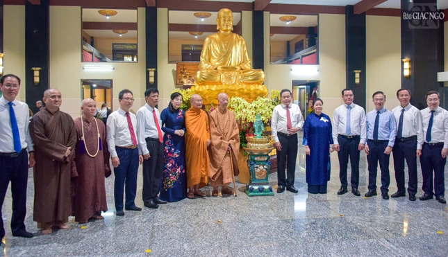 Phái đoàn lãnh đạo Đảng, Nhà nước, MTTQVN và TP.HCM với Đức Pháp chủ, chư vị Hội đồng Chứng minh tại chùa Huê Nghiêm, trước tôn tượng Phật hoàng Trần Nhân Tông và biểu tượng Đức Phật đản sanh Phái đoàn lãnh đạo Đảng, Nhà nước, MTTQVN và TP.HCM với Đức Pháp chủ, chư vị Hội đồng Chứng minh tại chùa Huê Nghiêm, trước tôn tượng Phật hoàng Trần Nhân Tông và biểu tượng Đức Phật đản sanh