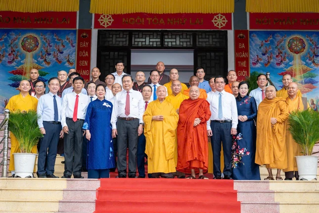 Phái đoàn chụp ảnh lưu niệm tại thiền viện Quảng Đức - Ảnh: Đăng Huy Phái đoàn chụp ảnh lưu niệm tại thiền viện Quảng Đức - Ảnh: Đăng Huy