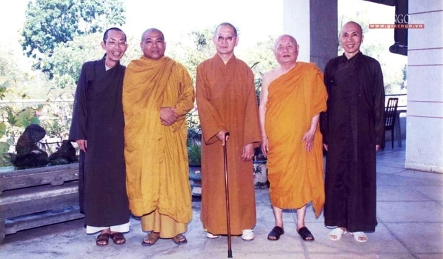 Từ phải sang: Trưởng lão Hòa thượng Thích Phước Sơn với chư vị Trưởng lão Hòa thượng Thích Minh Châu, Thích Thiện Châu, Thích Chơn Thiện và Hòa thượng Thích Giác Toàn tại thiền viện Vạn Hạnh