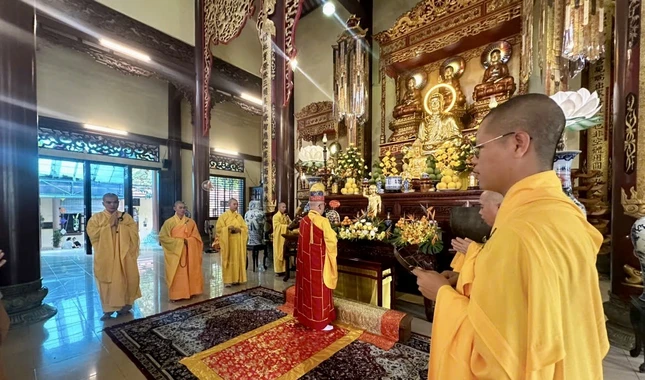 Hòa thượng Thích Huệ Chúc sám chủ Lễ cúng ngọ