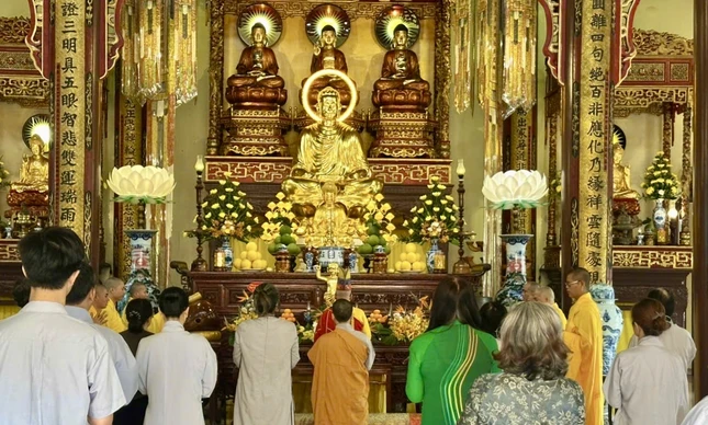 Chư Tăng Ni, Phật tử tham dự Lễ tưởng niệm Trưởng lão Hòa thượng Thích Phước Sơn tại thiền viện Vạn Hạnh trong ngày rằm tháng Tư - Bính Ngọ