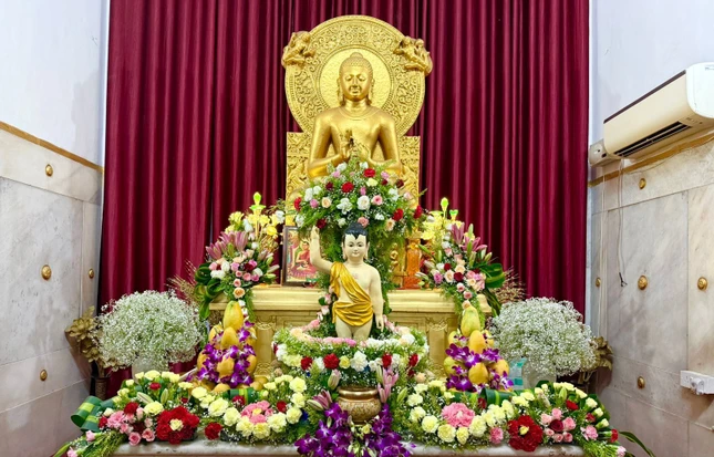 Lễ đài Phật đản do Tăng Ni Việt Nam thiết trí tại chùa Mahabodhi, New Delhi