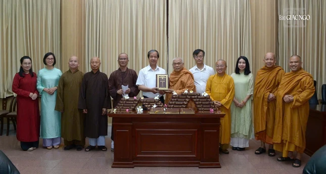 Hòa thượng Thích Giác Toàn tặng ấn phẩm Tam tạng Thánh điển Phật giáo Việt Nam đến phái đoàn Hòa thượng Thích Giác Toàn tặng ấn phẩm Tam tạng Thánh điển Phật giáo Việt Nam đến phái đoàn
