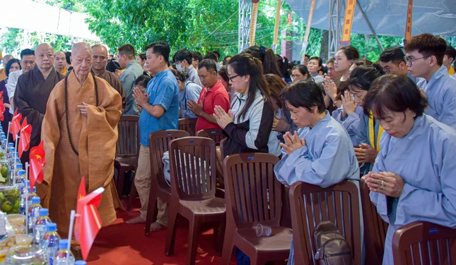 Hòa thượng Thích Lệ Trang cung nghinh Đức Pháp chủ quang lâm Hòa thượng Thích Lệ Trang cung nghinh Đức Pháp chủ quang lâm