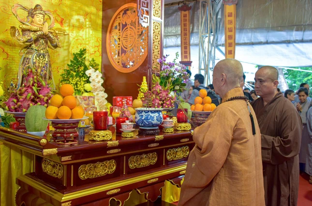 Đức Pháp chủ quang lâm chứng minh Trai đàn chẩn tế siêu tiến anh linh các liệt sĩ - đồng bào yêu nước đã hy sinh do Ban Trị sự GHPGVN tổ chức tại công viên Lê Thị Riêng Đức Pháp chủ quang lâm chứng minh Trai đàn chẩn tế siêu tiến anh linh các liệt sĩ - đồng bào yêu nước đã hy sinh do Ban Trị sự GHPGVN tổ chức tại công viên Lê Thị Riêng