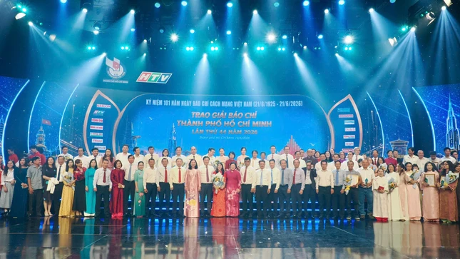 Lãnh đạo TP.HCM và lãnh đạo các cơ quan báo chí cùng các phóng viên nhận giải thưởng Lãnh đạo TP.HCM và lãnh đạo các cơ quan báo chí cùng các phóng viên nhận giải thưởng