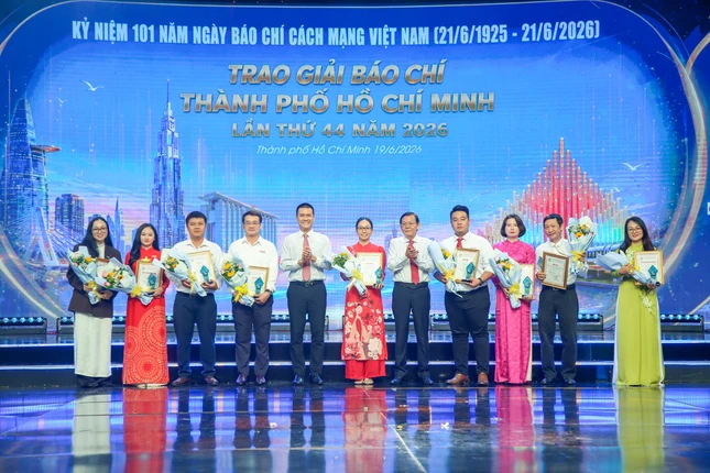 Tác giả Trần Thế Phong (Báo Giác Ngộ, người thứ hai từ phải sang) được vinh danh với giải Ba thể loại Tin, ảnh báo chí Tác giả Trần Thế Phong (Báo Giác Ngộ, người thứ hai từ phải sang) được vinh danh với giải Ba thể loại Tin, ảnh báo chí