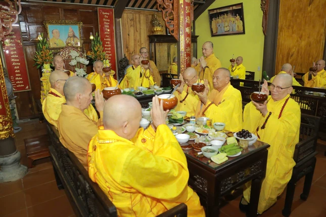 Chư Hòa thượng trang nghiêm trong nghi thức quá đường