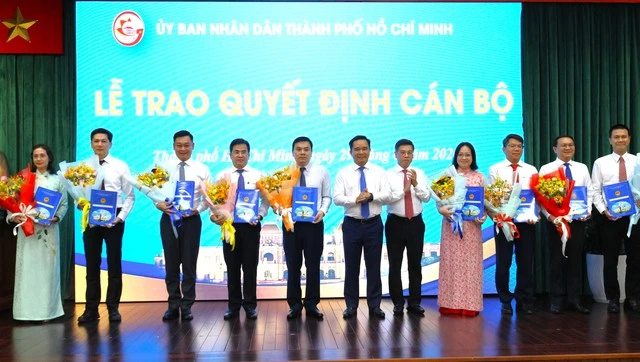 Ông Lâm Đình Thắng (thứ 2 từ phải qua) nhận quyết định giữ chức Giám đốc Sở Dân tộc và Tôn giáo TP.HCM