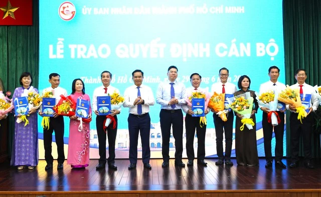 Chủ tịch UBND TP.HCM Nguyễn Văn Được (thứ 5 từ trái qua) trao quyết định nhân sự