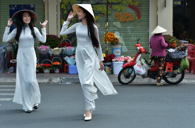 Hai nữ sinh đi dạo phố trong dịp giáp Tết, ảnh chụp gần chợ Bến Thành