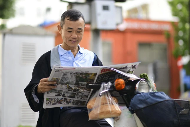 Ông Đức Giáo (phường Xuân Hòa, TP.HCM) cầm trên tay tờ báo in Tuổi Trẻ cuối cùng