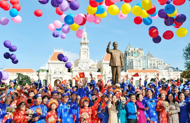 Lễ cưới tập thể tổ chức trước Ủy ban Nhân dân Thành phố do Thành đoàn TP.HCM tổ chức