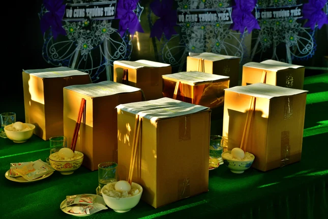 Hộp đựng tro cốt của người đã mất trong giai đoạn dịch bệnh bùng phát tại TP.HCM