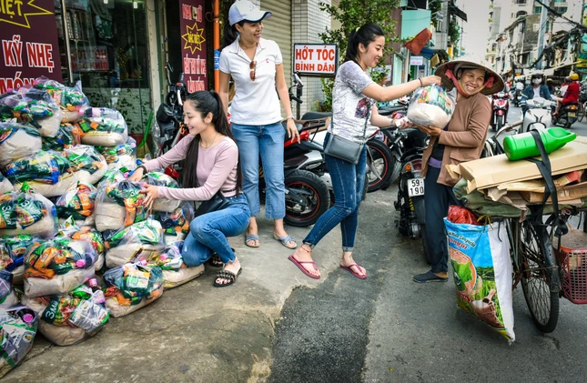 Bình trà đá miễn phí, các buổi phát gạo, phát mì từ thiện tại TP.HCM