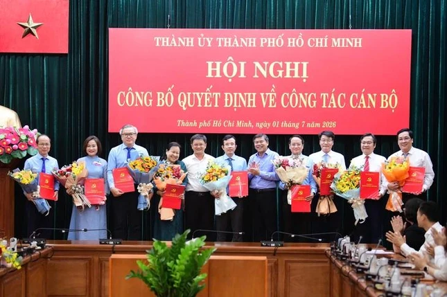 Ông Nguyễn Mạnh Cường, Ủy viên Dự khuyết Trung ương Đảng, Ủy viên Ban Thường vụ, Phó Chủ tịch UBND TP.HCM cùng Phó Trưởng ban Tuyên giáo và Dân vận Thành ủy TP.HCM Tăng Hữu Phong chúc mừng Ban Biên tập Báo điện tử Tuổi Trẻ - Ảnh: Quang Định