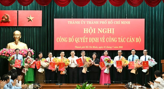 Phó Bí thư Thành ủy Văn Thị Bạch Tuyết cùng ông Nguyễn Huy Ngọc, Vụ trưởng Vụ Địa phương 3, Ban Tuyên giáo và Dân vận Trung ương, trao quyết định, chúc mừng Ban Biên tập Báo Sài Gòn Giải Phóng - Ảnh: Việt Dũng