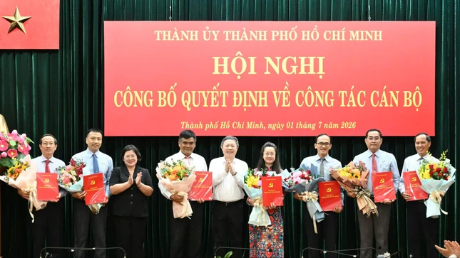 Phó Bí thư Thành ủy Văn Thị Bạch Tuyết cùng Trưởng ban Tuyên giáo và Dân vận Thành ủy TP.HCM Dương Anh Đức trao quyết định, chúc mừng lãnh đạo Đài Truyền hình TP.HCM - Ảnh: Việt Dũng