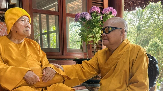 Trưởng lão Hòa thượng Thích Phước Tú trong một lần hầu cận Ân sư - Thiền sư Thích Thanh Từ (ngài được Thiền sư Thích Thanh Từ ban pháp hiệu Đắc Huyền)