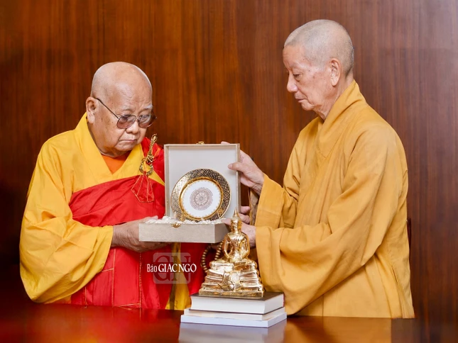 Đại lão Hòa thượng Thích Tịnh Liên với Đức Pháp chủ GHPGVN lúc ngài sang thăm GHPGVN - Ảnh: Bảo Toàn