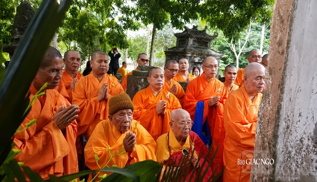 Đại lão Hòa thượng Thích Tịnh Liên (Phra Maha Khananam Thammawachiranuwat) dẫn đầu phái đoàn An Nam tông trong lần sang thăm Việt Nam, đảnh lễ trước bảo tháp cố Đại lão Hòa thượng Thích Bình Lương, nguyên Tăng trưởng của hệ phái, tại chùa Quảng Bá, Hà Nội
