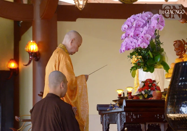 Đại lão Hòa thượng phương trượng quang lâm niêm hương bạch Phật