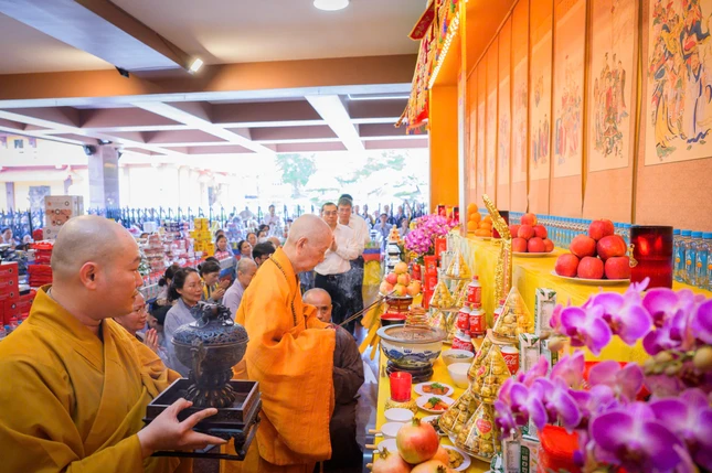 Trước linh vị đồng bào bá tánh - Ảnh: Tâm Quý