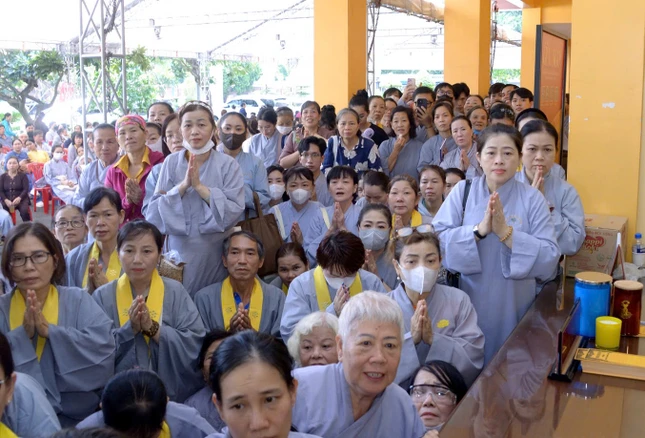 Đông đảo Phật tử đến Việt Nam Quốc Tự tham dự - Ảnh: Bảo Toàn Đông đảo Phật tử đến Việt Nam Quốc Tự tham dự - Ảnh: Bảo Toàn