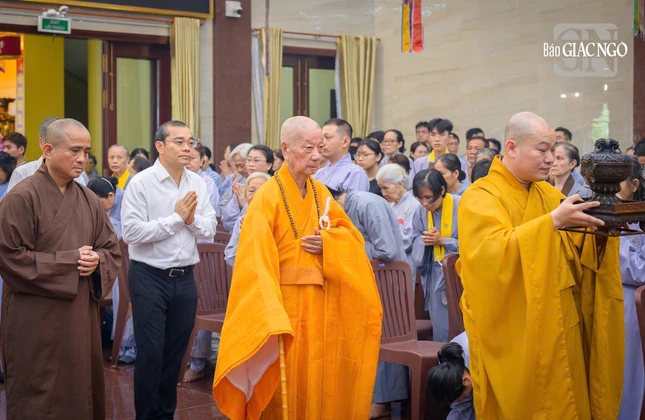 Cung nghinh Đức Pháp chủ quang lâm đàn tràng - Ảnh: Tâm Quý