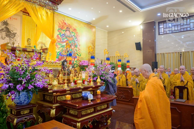 Đức Pháp chủ GHPGVN niêm hương cầu nguyện - Ảnh: Tâm Quý