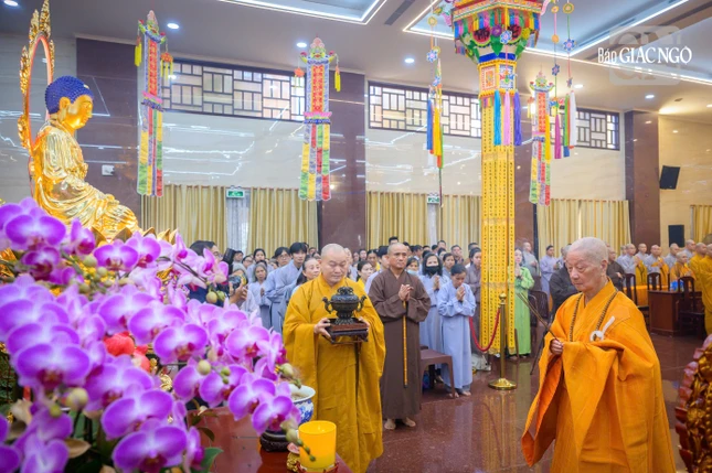 Mỗi nơi, ngài niêm hương mặc niệm cầu nguyện - Ảnh: Tâm Quý