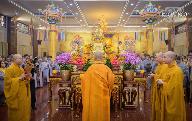 Đức Pháp chủ cầu nguyện - Ảnh: Tâm Quý