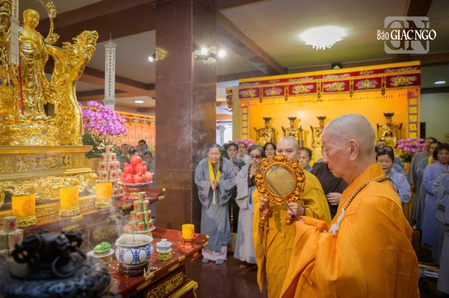 Trước thánh tượng Đức Bồ-tát Địa Tạng - Ảnh: Tâm Quý