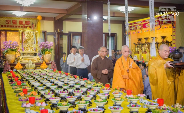 Đàn tràng Pháp hội Vu lan - Báo hiếu tại Việt Nam Quốc Tự - Ảnh: Tâm Quý