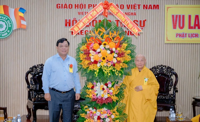Thứ trưởng Nguyễn Hải Trung chúc mừng Trưởng lão Hòa thượng Thích Thiện Nhơn, Chủ tịch Hội đồng Trị sự GHPGVN - Ảnh: Đăng Huy
