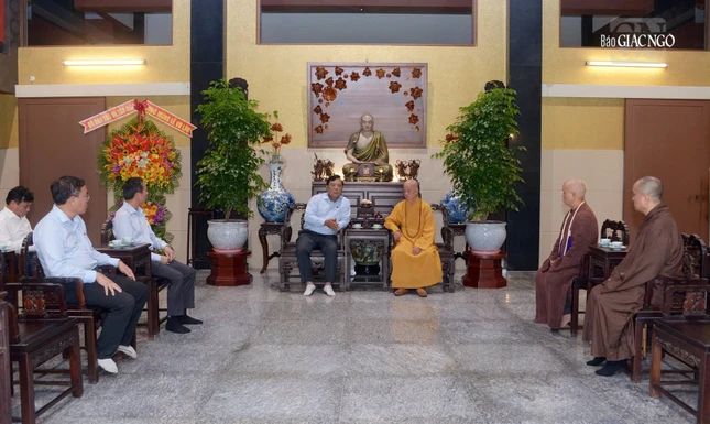 Quang cảnh buổi thăm, chúc mừng Đại lễ Vu lan đến Đức Pháp chủ GHPGVN của lãnh đạo Bộ Dân tộc và Tôn giáo, Ban Tôn giáo Chính phủ tại chùa Huê Nghiêm (phường An Khánh, TP.HCM) - Ảnh: Bảo Toàn