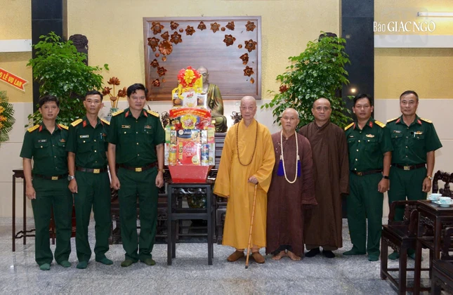 Phái đoàn Bộ Tư lệnh TP.HCM chúc mừng Đại lễ Vu lan đến Đức Pháp chủ GHPGVN - Ảnh: Bảo Toàn